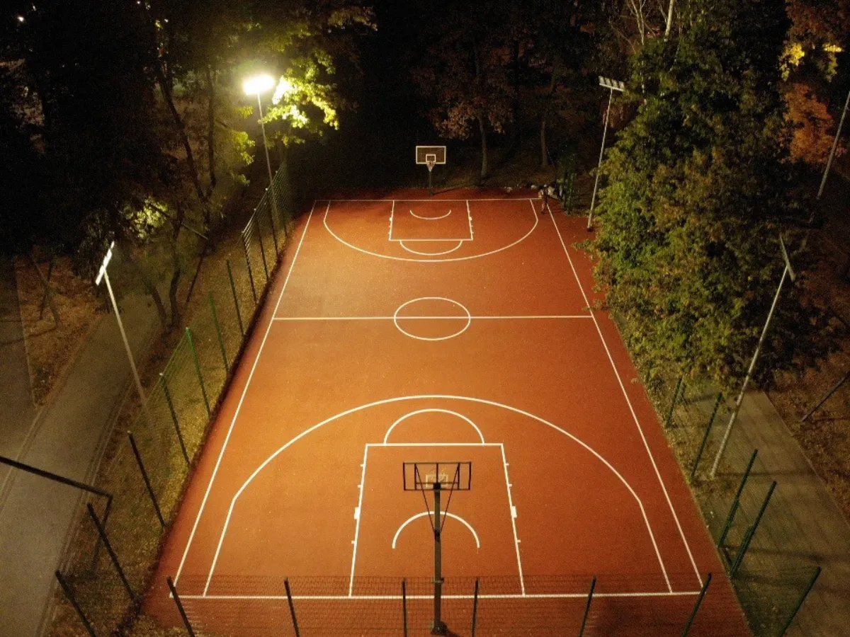 Two-layer surface for a basketball court