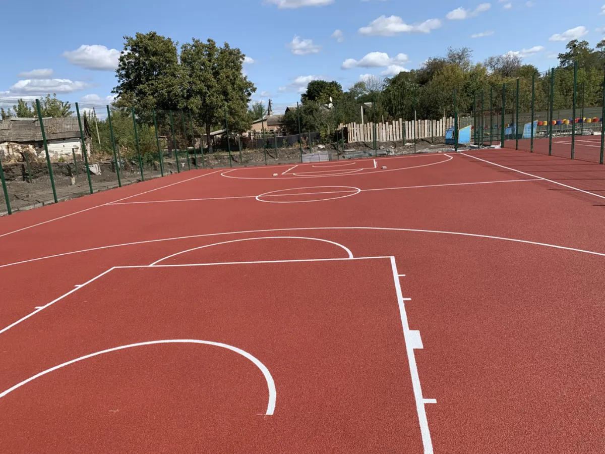 Spray coating for a sports court