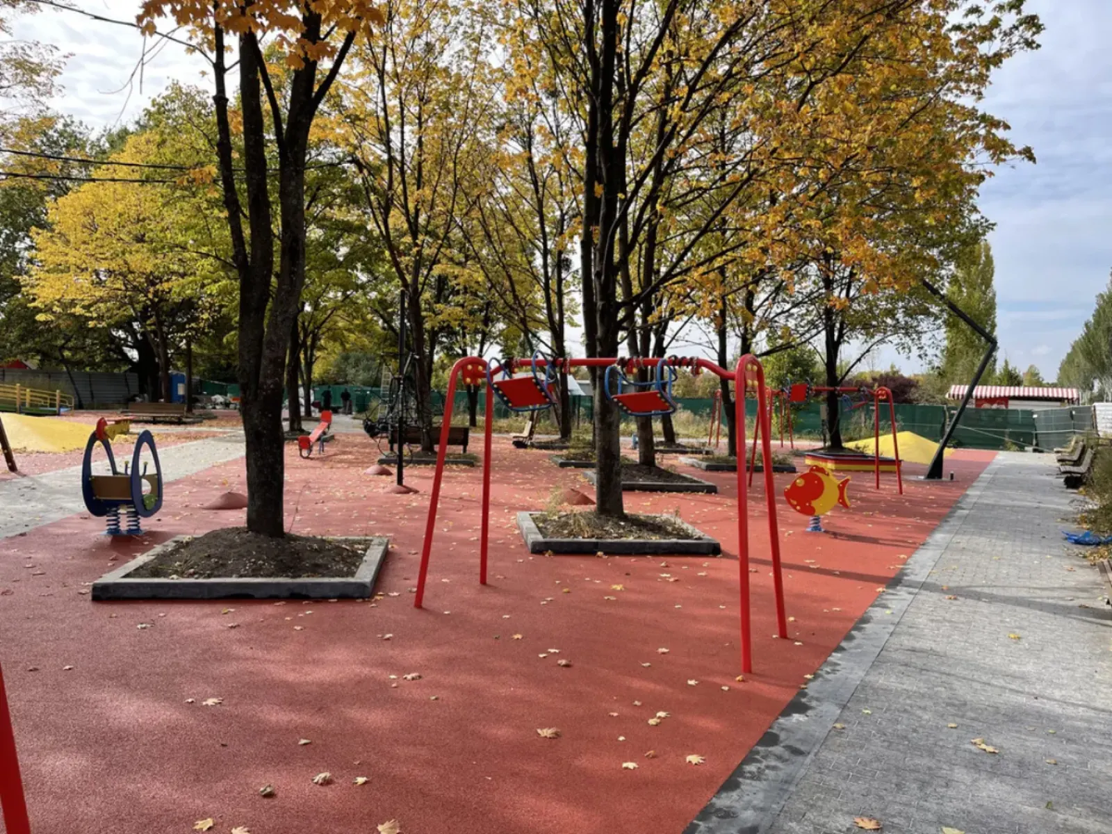 Victory Park, Two-layer surface for a playground