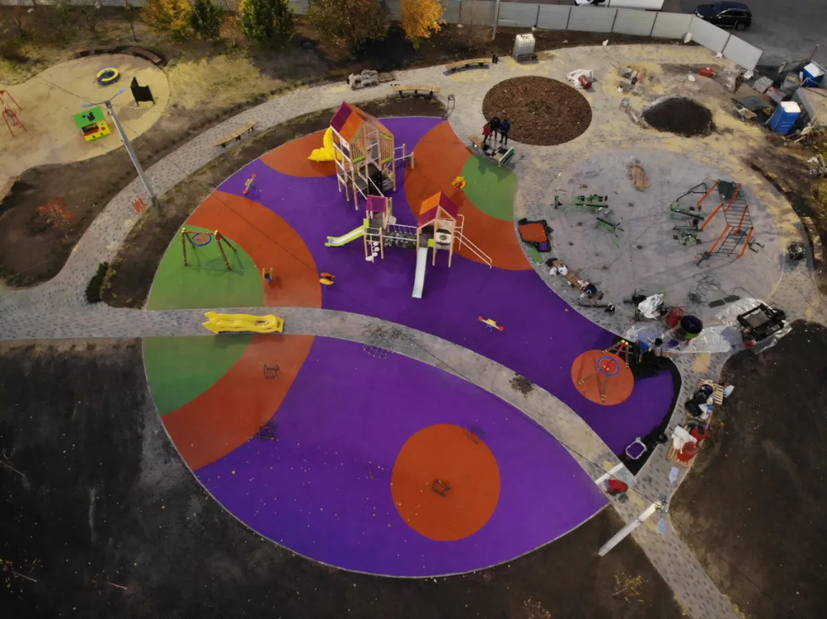 Two-layer surface for a playground