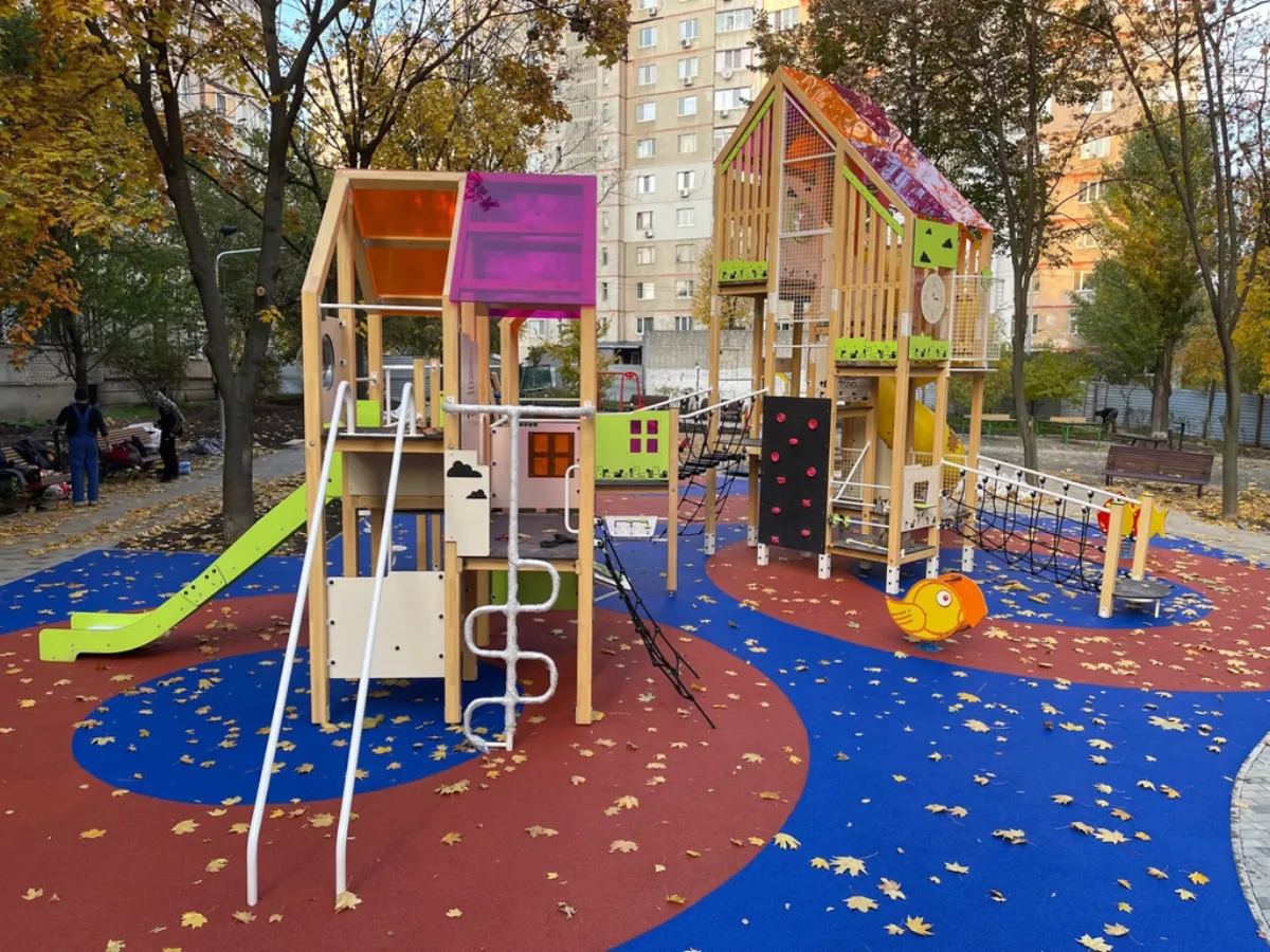 Impact-absorbing rubber crumb surface for a playground, Lane